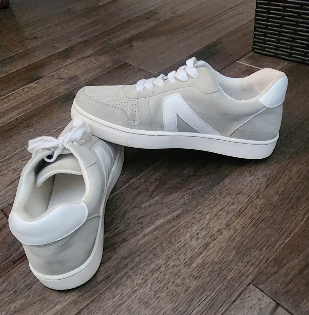 Mia Like New Sneakers